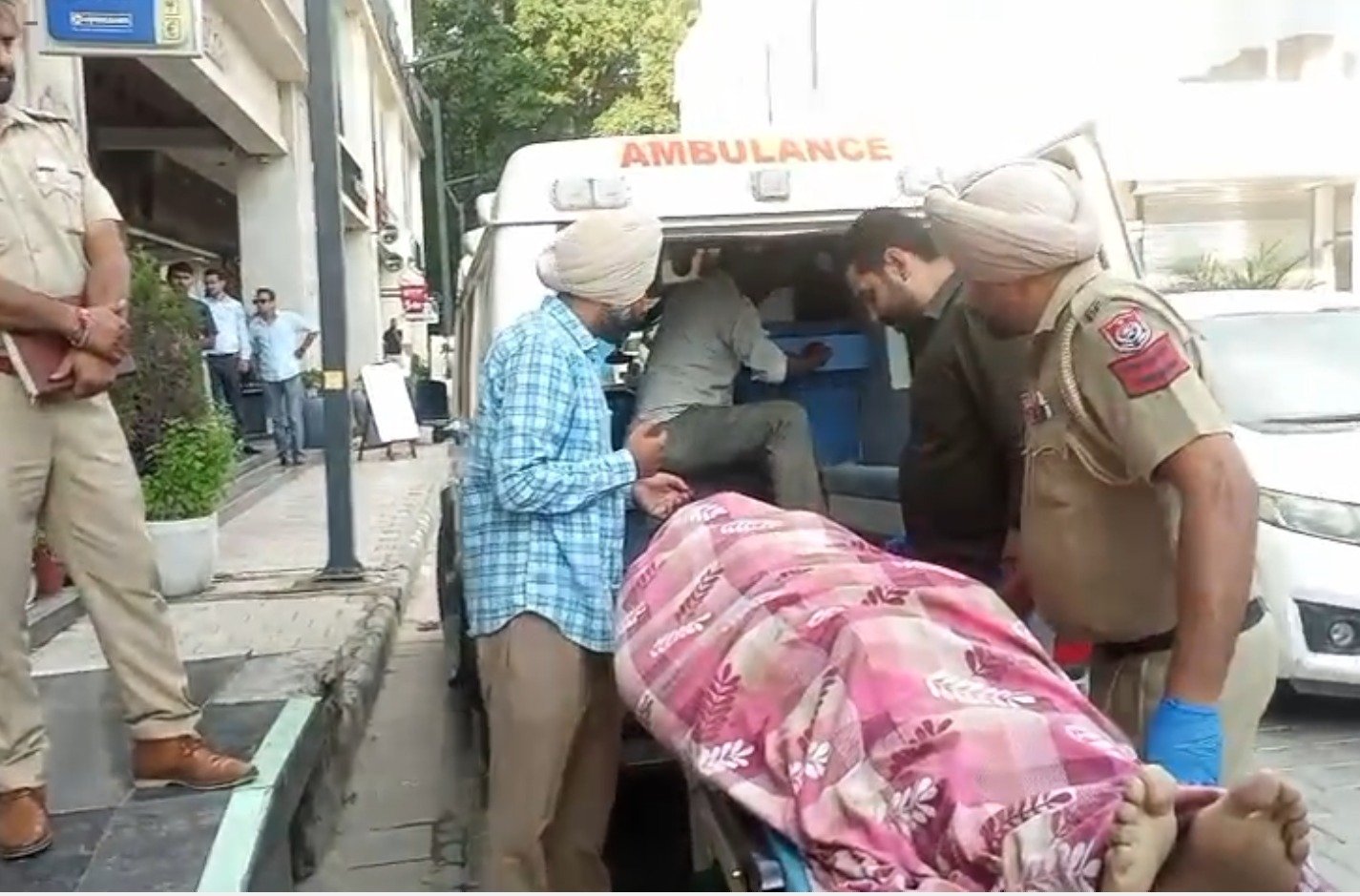 ਮੁਹਾਲੀ ‘ਚ ਵਪਾਰੀ ਨੇ ਬੈੰਕ ਅੰਦਰ ਕੀਤੀ ਸੁਸਾਈਡ, ਗੋਲੀ ਮਾਰ ਕੇ ਕੀਤੀ ਖੁਦਕੁਸ਼ੀ