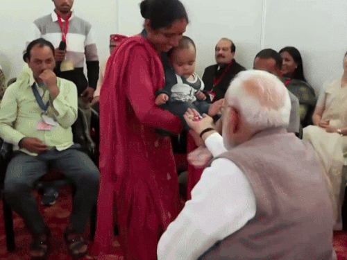 आपदा में बची एक साल की बच्ची से मिले PM मोदी, हिमाचल को 1500 करोड़ का पैकेज