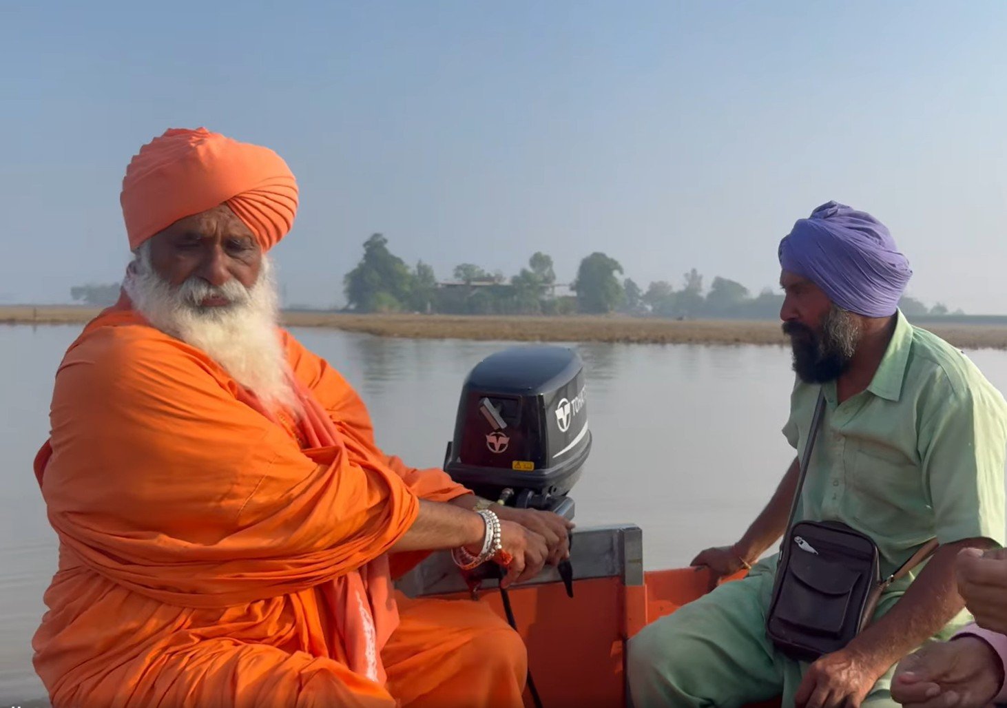 ਰਾਜ ਸਭਾ ਮੈਂਬਰ ਸੰਤ ਸੀਚੇਵਾਲ ਨੇ ਆਪਣੇ ਅਖਤਿਆਰੀ ਫੰਡ ਚੋਂ ਮੰਡ ਦੇ ਦੋ ਪਿੰਡਾਂ ਨੂੰ ਦਿੱਤੀਆਂ ਮੋਟਰ ਬੋਟ