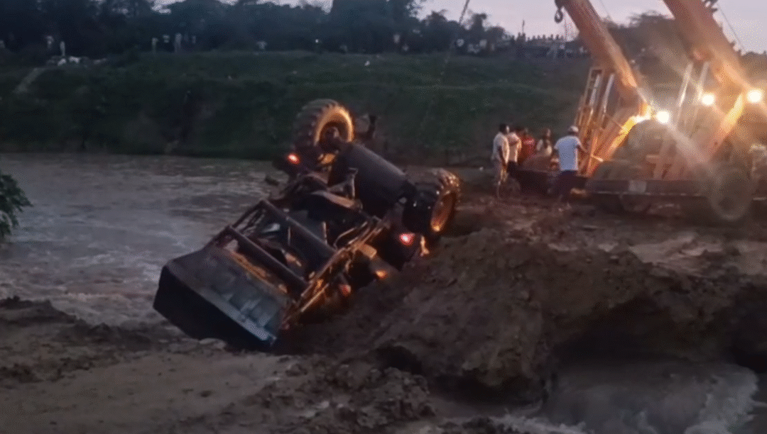 ਪਟਿਆਲਾ: ਭਾਰੀ ਮੀਂਹ ਕਾਰਨ JCB ਨਦੀ ‘ਚ ਡਿੱਗੀ, ਚਾਲਕ ਦੀ ਸੂਝਬੂਝ ਨਾਲ ਬਚੀ ਜਾਨ