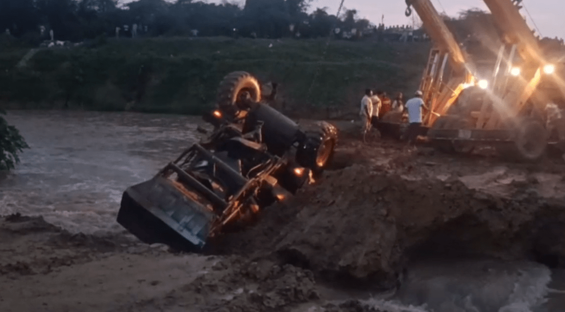 ਪਟਿਆਲਾ: ਭਾਰੀ ਮੀਂਹ ਕਾਰਨ JCB ਨਦੀ ‘ਚ ਡਿੱਗੀ, ਚਾਲਕ ਦੀ ਸੂਝਬੂਝ ਨਾਲ ਬਚੀ ਜਾਨ