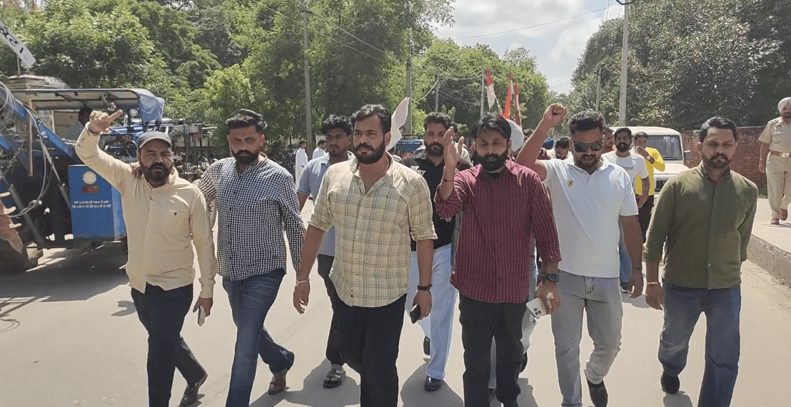 ਯੂਥ ਕਾਂਗਰਸ ਨੇ ਕੇਂਦਰ ਵੱਲੋਂ ਹੜ੍ਹ ਰਾਹਤ ਲਈ ਦਿੱਤੇ ਫੰਡਾਂ ਨੂੰ ਘੱਟ ਦੱਸਦਿਆਂ ਕੀਤਾ ਰੋਸ ਪ੍ਰਦਰਸ਼ਨ, ਡੀ.ਸੀ. ਨੂੰ ਦਿੱਤਾ ਮੰਗ ਪੱਤਰ