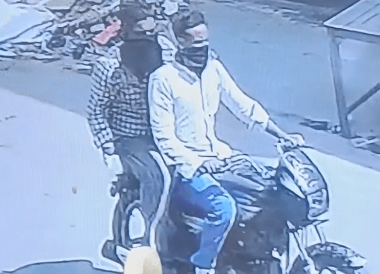 ਗੁਰਦਾਸਪੁਰ ਦੇ ਹਨੂੰਮਾਨ ਚੌਕ ‘ਤੇ ਸ਼ਰੇਆਮ ਲੁੱਟ, ਪਿਸਤੌਲ ਦੇ ਦਮ ‘ਤੇ ਲੜਕੀ ਦੀ ਚੈਨ ਖੋਹੀ