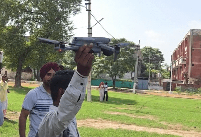 ਡਰੋਨ ‘ਤੇ ਪਾਬੰਦੀ ਦੇ ਬਾਵਜੂਦ, ਮਨਕੀਰਤ ਔਲਖ ਦੀ ਟੀਮ ਨੇ ਫਿਰੋਜ਼ਪੁਰ ਵਿੱਚ ਡਰੋਨ ਵੀਡੀਓ ਬਣਾਈ, ਸੁਰੱਖਿਆ ‘ਤੇ ਉੱਠੇ ਸਵਾਲ