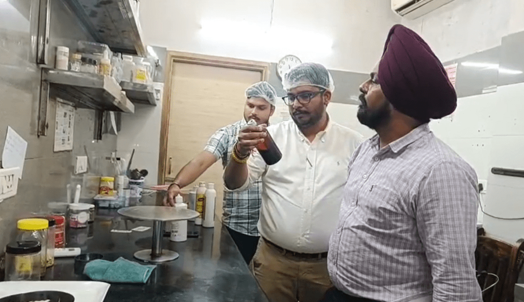 ਤਿਉਹਾਰਾਂ ਦੀਆਂ ਮਠਿਆਈਆਂ ’ਤੇ ਸਖ਼ਤੀ:ਨਾਂਮੀ ਬੇਕਰੀ ’ਤੇ ਸਿਹਤ ਵਿਭਾਗ ਵੱਲੋਂ ਛਾਪੇਮਾਰੀ, ਕਈ ਖਾਮੀਆਂ ਆਈਆਂ ਸਾਹਮਣੇ
