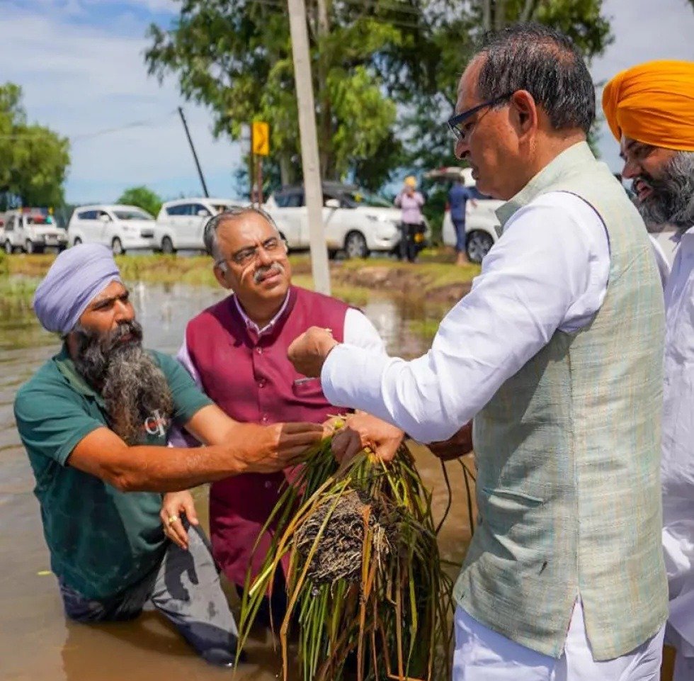 ਪੰਜਾਬ ਹੜ੍ਹਾਂ ਦੀ ਸਥਿਤੀ ਦਾ ਜਾਇਜ਼ਾ ਲੈਣ ਪਹੁੰਚੇ ਖੇਤੀਬਾੜੀ ਮੰਤਰੀ ਸ਼ਿਵਰਾਜ ਸਿੰਘ ਚੌਹਾਨ, ਪਾਣੀ ਵਿਚਕਾਰ ਗਰਾਉਂਡ ਜ਼ੀਰੋ ‘ਚ ਉਤਰੇ, ਕਿਸਾਨਾਂ ਨੂੰ ਕੀਤਾ ਵੱਡਾ ਵਾਅਦਾ