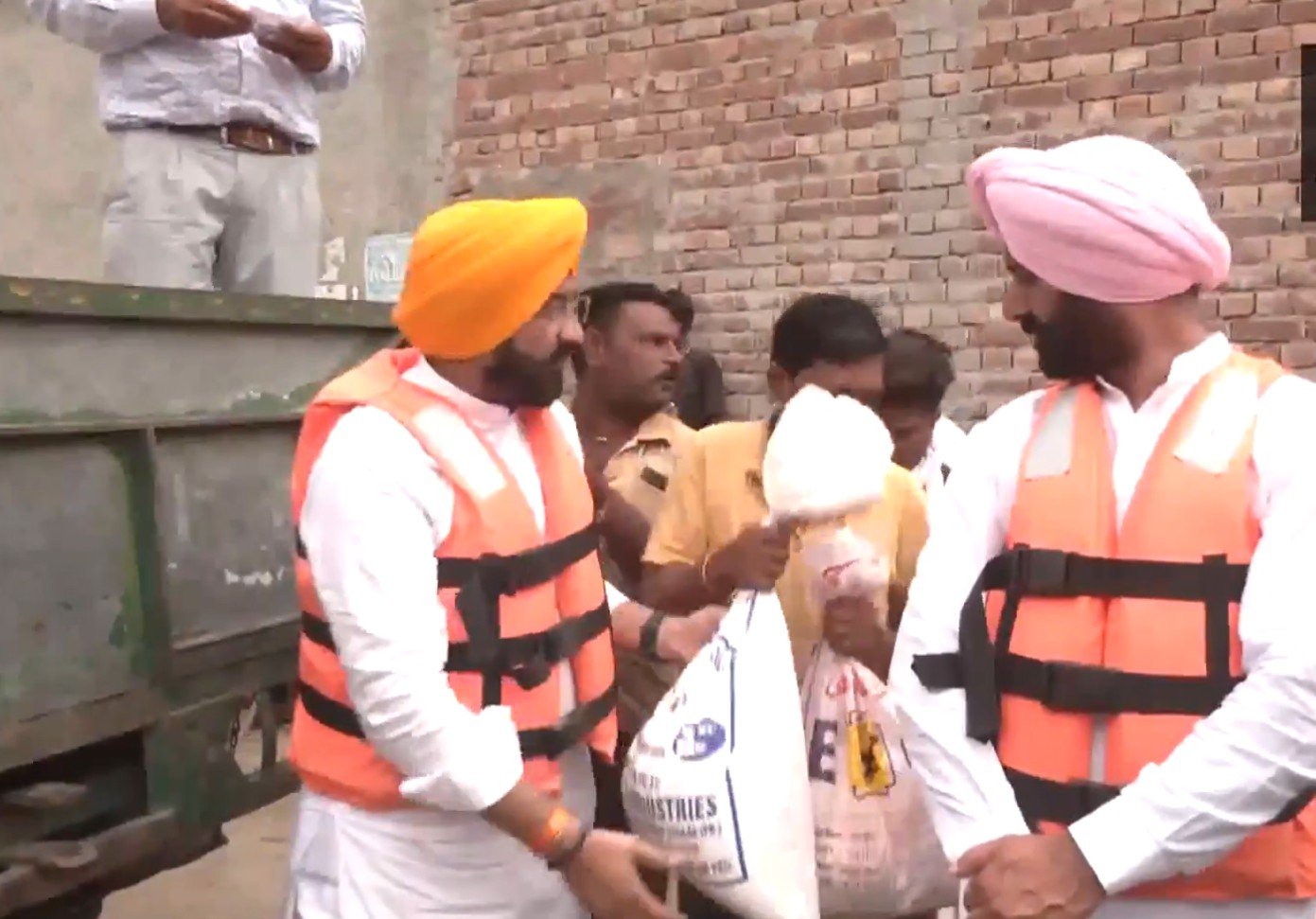 ਕੈਬਨਿਟ ਮੰਤਰੀ ਤਰੁਨਪ੍ਰੀਤ ਸਿੰਘ ਸੌਂਦ ਵੱਲੋਂ ਸਰਹੱਦੀ ਪਿੰਡਾਂ ਦਾ ਦੌਰਾ, ਕਿਸਤੀ ਰਾਹੀਂ ਪਹੁੰਚਾਈ