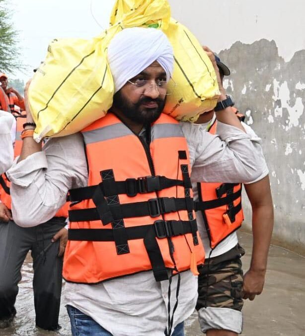 ਰਿਪੋਰਟਾਂ ਲੈਣ ਦੀ ਥਾਂ ਪ੍ਰਧਾਨ ਮੰਤਰੀ ਪੰਜਾਬ ਦੌਰੇ ਦੌਰਾਨ ਵੱਡੇ ਰਾਹਤ ਪੈਕੇਜ ਦਾ ਕਰਨ ਐਲਾਨ, ਸੌਂਦ ਨੇ ਲੋਕਾਂ ਦੀ ਸੇਵਾ ਦੇ ਲੇਖੇ ਲਾਇਆ ਆਪਣਾ ਜਨਮ ਦਿਨ