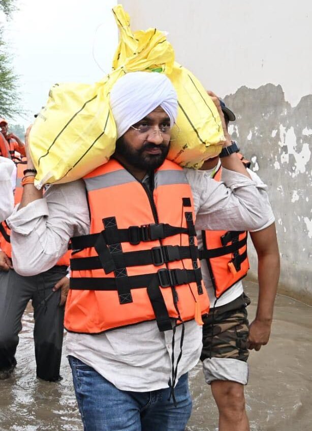 ਰਿਪੋਰਟਾਂ ਲੈਣ ਦੀ ਥਾਂ ਪ੍ਰਧਾਨ ਮੰਤਰੀ ਪੰਜਾਬ ਦੌਰੇ ਦੌਰਾਨ ਵੱਡੇ ਰਾਹਤ ਪੈਕੇਜ ਦਾ ਕਰਨ ਐਲਾਨ, ਸੌਂਦ ਨੇ ਲੋਕਾਂ ਦੀ ਸੇਵਾ ਦੇ ਲੇਖੇ ਲਾਇਆ ਆਪਣਾ ਜਨਮ ਦਿਨ