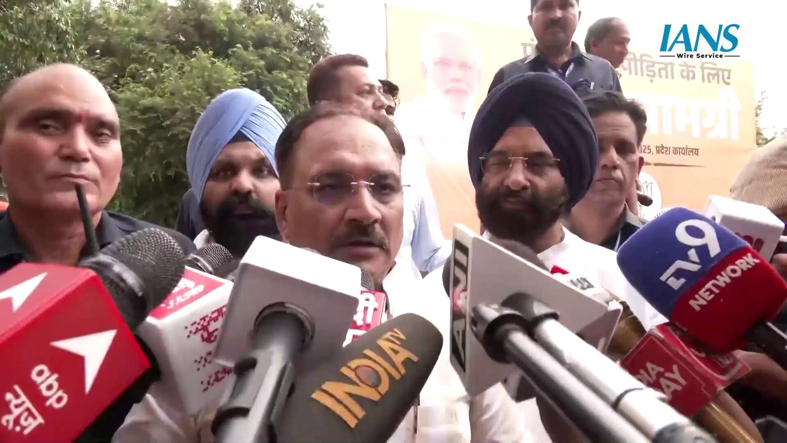 अरविंद केजरीवाल पर BJP ने साधा निशाना, बाढ़ में डूबा पंजाब, केजरीवाल गुजरात में व्यस्त