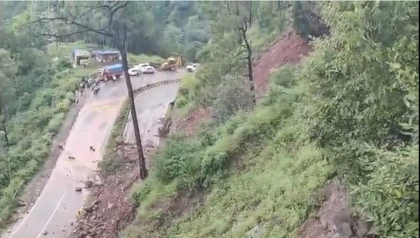 सोलन: NH-5 पर सनवारा में भूस्खलन, हाइवे पर दोनों ओर वाहनों की लंबी कतारें