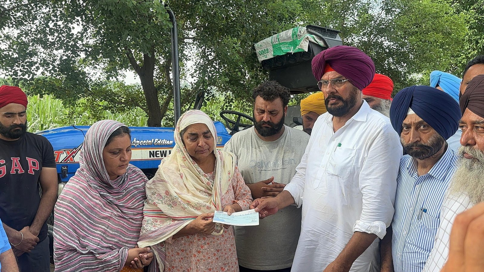 ਵਿਧਾਇਕ ਧਾਲੀਵਾਲ ਵੱਲੋਂ ਮਾਛੀਵਾਲ ਦੇ ਪਰਿਵਾਰ ਨੂੰ ਸੌਂਪਿਆ 4 ਲੱਖ ਰੁਪਏ ਦਾ ਚੈੱਕ, ਹਰ ਮੁਸ਼ਕਿਲ ਘੜੀ ‘ਚ ਮੱਦਦ ਦਾ ਦਿੱਤਾ ਭਰੋਸਾ