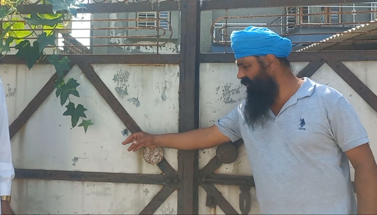 ਬਦਮਾਸ਼ਾਂ ਨੇ ਘਰ ਨੂੰ ਬਣਾਇਆ ਨਿਸ਼ਾਨਾ, ਘਰ ਦੇ ਗੇਟ ‘ਤੇ ਵਰਾਈਆਂ ਗੋਲੀਆਂ, ਜਾਂਚ ‘ਚ ਜੁਟੀ ਪੁਲਿਸ ਬਦਮਾਸ਼ਾਂ ਨੇ ਘਰ ਨੂੰ ਬਣਾਇਆ ਨਿਸ਼ਾਨਾ, ਘਰ ਦੇ ਗੇਟ ‘ਤੇ ਵਰਾਈਆਂ ਗੋਲੀਆਂ, ਜਾਂਚ ‘ਚ ਜੁਟੀ ਪੁਲਿਸ