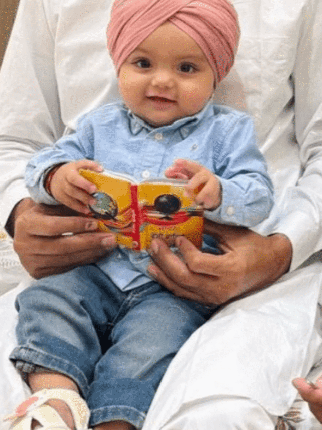 ਨਿੱਕੇ-ਨਿੱਕੇ ਹੱਥਾਂ ਨਾਲ ਛੋਟੇ  ਮੂਸੇਵਾਲਾ ਨੇ ਵੰਡੀਆਂ ਕਿਤਾਬਾਂ...