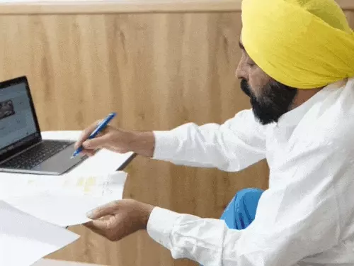 CM ਮਾਨ ਦੀ ਸਿਹਤ ‘ਚ ਸੁਧਾਰ, ਹਸਪਤਾਲ ਤੋਂ ਕਰ ਰਹੇ ਨੇ ਦਫ਼ਤਰੀ ਕੰਮ, ਜਲਦੀ ਹੀ ਛੁੱਟੀ ਮਿਲਣ ਦੀ ਉਮੀਦ