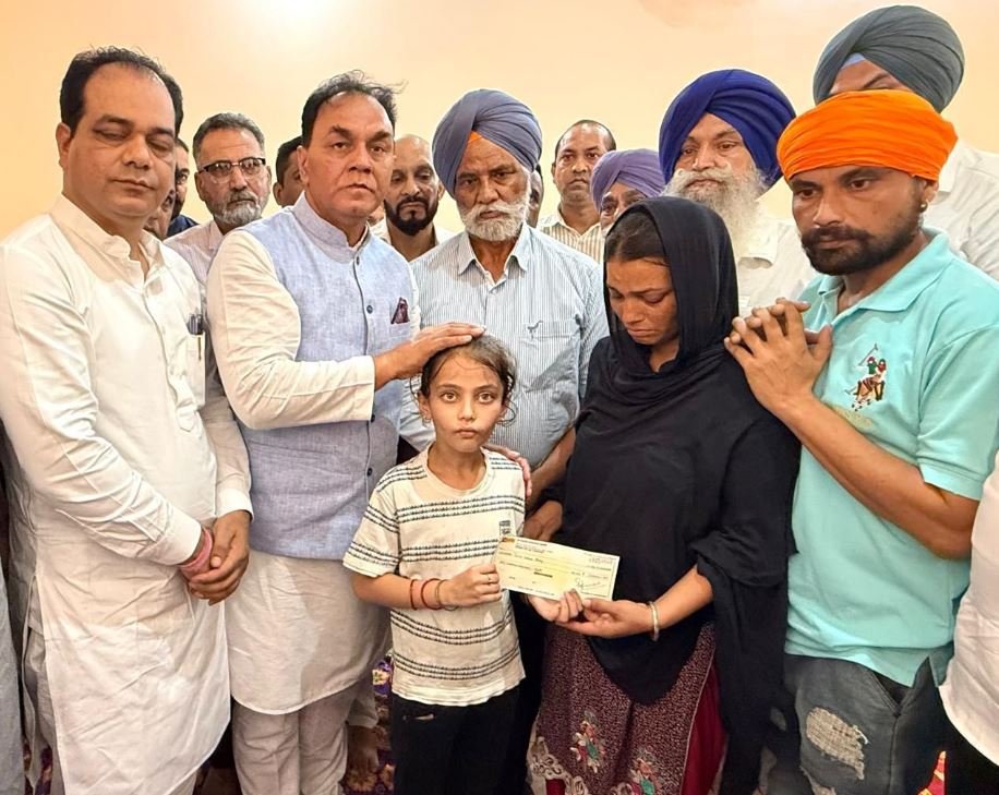 ਹੁਸ਼ਿਆਰਪੁਰ ‘ਚ ਬੇਰਹਿਮੀ ਨਾਲ ਕਤਲ ਕੀਤੇ ਮਾਸੂਮ ਬੱਚੇ ਦੇ ਘਰ ਪਹੁੰਚੇ ਚੱਬੇਵਾਲ, 2 ਲੱਖ ਰੁਪਏ ਸੌਂਪ ਕੀਤੀ ਆਰਥਿਕ ਮੱਦਦ