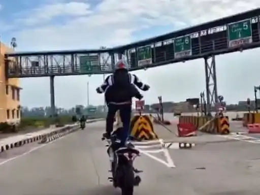 Bike Stunts On Bijnor NH: ਟੋਲ ਪਲਾਜ਼ਾ ਕੋਲੋਂ ਬਾਈਕ ‘ਤੇ ਖੜ੍ਹਾ ਹੋਕੇ ਨਿਕਲਿਆ ਨੌਜਵਾਨ, ਵੀਡੀਓ ਵਾਇਰਲ Bike Stunts On Bijnor NH: ਟੋਲ ਪਲਾਜ਼ਾ ਕੋਲੋਂ ਬਾਈਕ ‘ਤੇ ਖੜ੍ਹਾ ਹੋਕੇ ਨਿਕਲਿਆ ਨੌਜਵਾਨ, ਵੀਡੀਓ ਵਾਇਰਲ