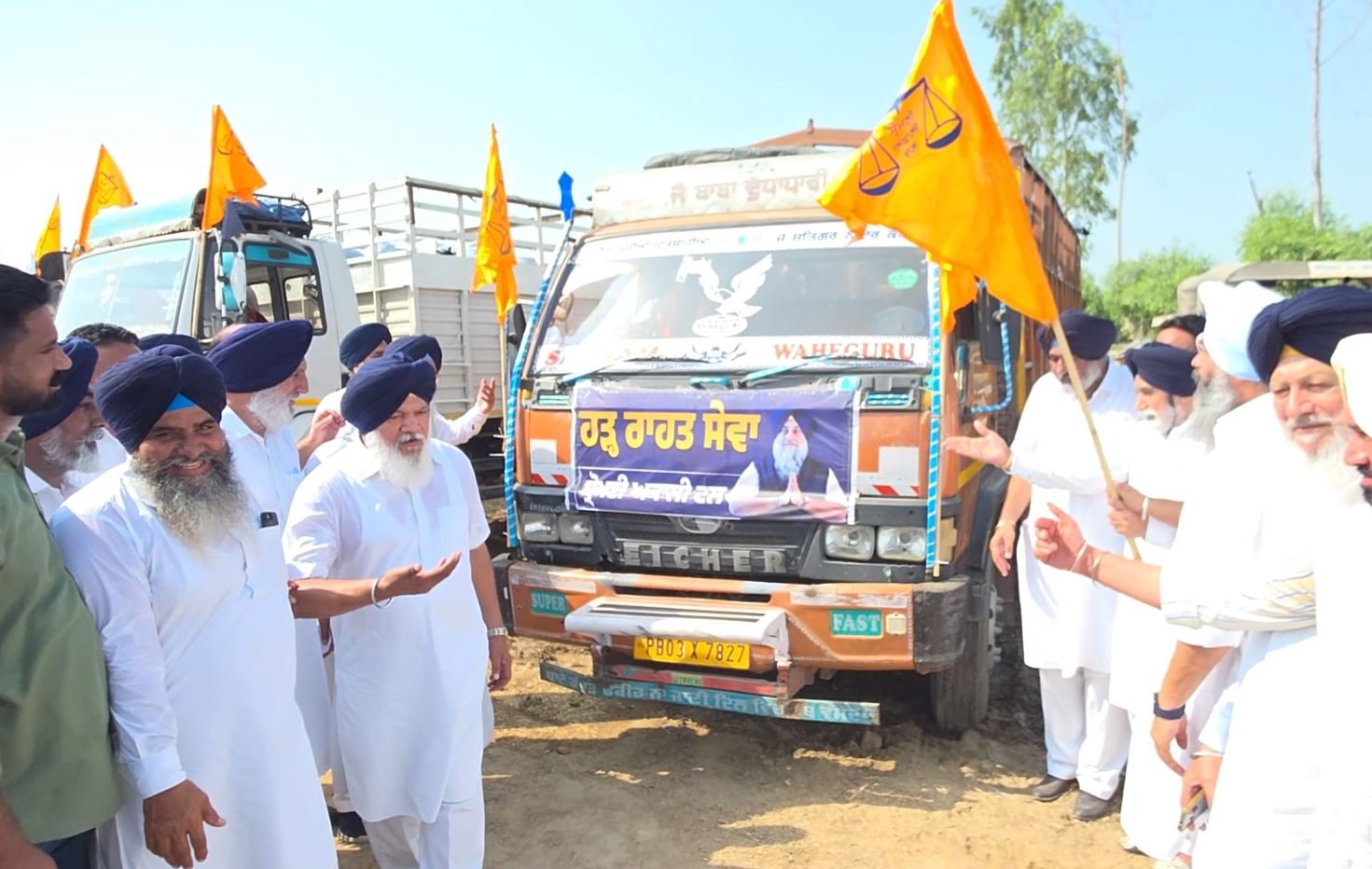 ਸ਼੍ਰੋਮਣੀ ਅਕਾਲੀ ਦਲ ਵੱਲੋਂ ਹੜ੍ਹ ਪ੍ਰਭਾਵਿਤ ਇਲਾਕਿਆਂ ‘ਚ ਪਸ਼ੂ ਚਾਰੇ ਦੇ 15 ਟਰੱਕ ਰਵਾਨਾ, ਪੰਜਾਬ ਸਰਕਾਰ ‘ਤੇ ਖੜੇ ਕੀਤੇ ਗੰਭੀਰ ਸਵਾਲ