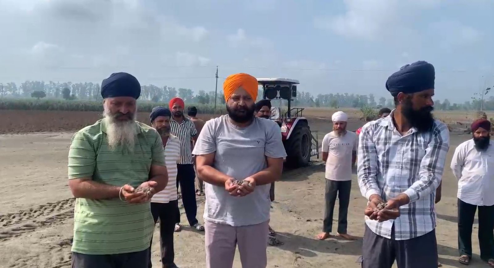 ਪੰਜਾਬ ‘ਚ ਹੜਾਂ ਕਾਰਨ ਕਿਸਾਨਾਂ ਦੇ ਖੇਤ ਬਣੇ ਰੇਤ ਦੇ ਟਿੱਬੇ, ਜਮਾਂ ਹੋਇਆ 6-6 ਫੁੱਟ ਰੇਤ