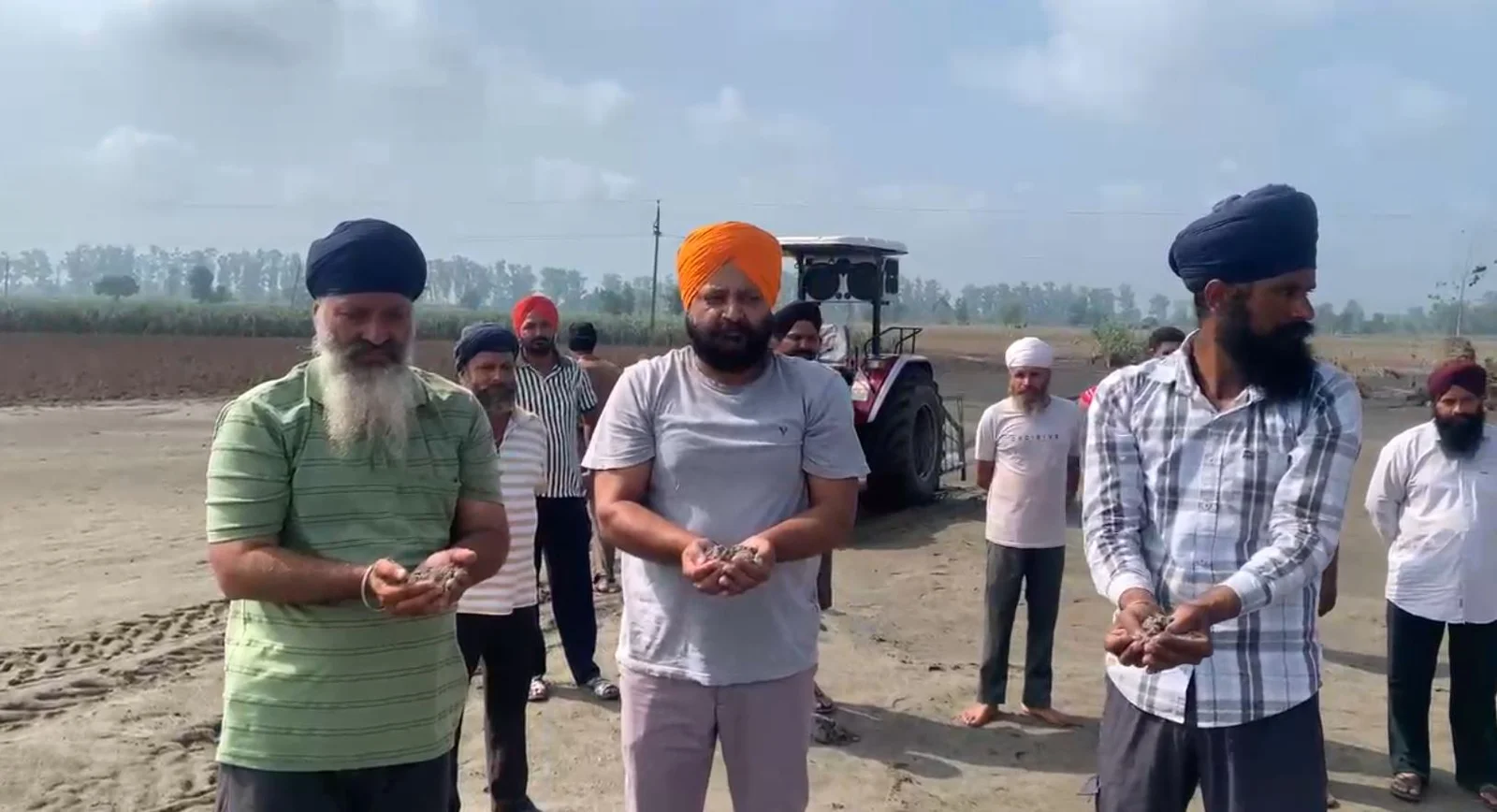 ਪੰਜਾਬ ਵਿੱਚ ਹੜ੍ਹਾਂ ਤੋਂ ਬਾਅਦ 2 ਲੱਖ ਏਕੜ ਜ਼ਮੀਨ ਰੇਤ ਹੇਠਾਂ, ਖੇਤੀਬਾੜੀ ਮੰਤਰੀ ਨੇ ਕੇਂਦਰ ਨੂੰ ਸੌਂਪੀ ਪ੍ਰੋਜੈਕਟ ਰਿਪੋਰਟ