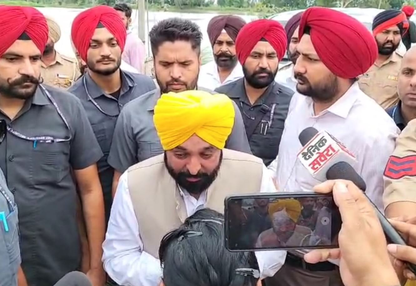 CM ਮਾਨ ਨੇ ਫਿਰੋਜ਼ਪੁਰ ਹੜ੍ਹ ਪੀੜ੍ਹਤਾਂ ਦਾ ਜਾਣਿਆ ਹਾਲ, ਅੱਖਾਂ ‘ਚ ਆਏ ਅੱਥਰੂ, ਆਰਥਿਕ ਸਹਾਇਤਾ ਲਈ ਕੇਂਦਰ ਤੋਂ ਹੱਕੀ ਮੰਗ ਦੀ ਲਗਾਈ ਗੁਹਾਰ