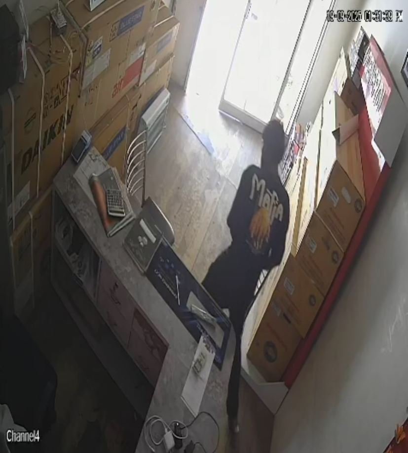 ਦਿਨ ਦਿਹਾੜੇ ਮਾਫੀਆ ਦੀ T-Shirt ਪਾ ਕੇ ਆਇਆ ਚੋਰ, AC ਦੀ ਦੁਕਾਨ ਚੋਂ 60 ਹਜ਼ਾਰ ਨਕਦੀ ਲੈ ਕੇ ਫਰਾਰ, CCTV ‘ਚ ਕੈਦ