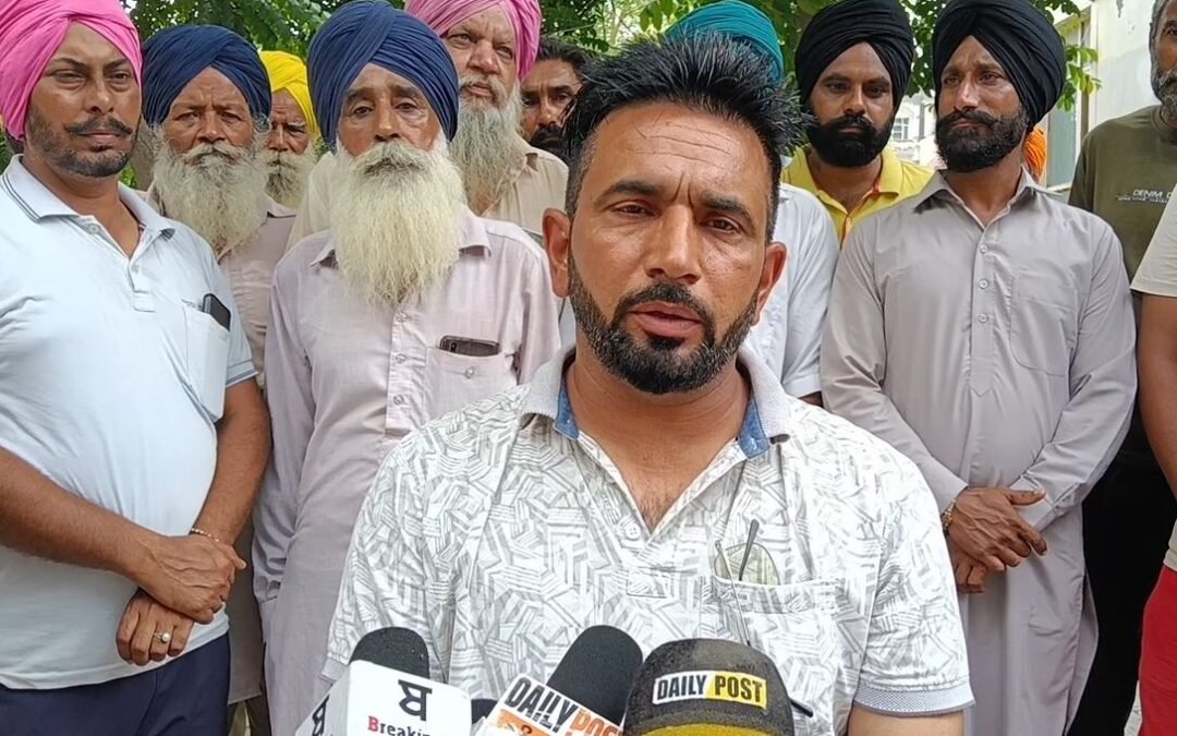 ਹਰੀਗੜ੍ਹ ਸੋਸਾਇਟੀ ‘ਚ ਹੋਈ ਠੱਗੀ ਦੇ ਮਾਰੇ ਕਿਸਾਨ ਪਹੁੰਚੇ DC ਦਫ਼ਤਰ, ਅੱਧੇ ਪਿੰਡ ਨੂੰ ਆਇਆ ਡਿਫਾਲਟਰ ਨੋਟਿਸ
