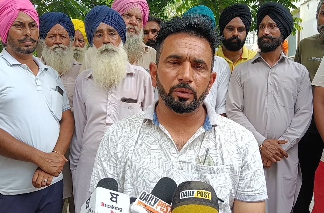 ਹਰੀਗੜ੍ਹ ਸੋਸਾਇਟੀ ‘ਚ ਹੋਈ ਠੱਗੀ ਦੇ ਮਾਰੇ ਕਿਸਾਨ ਪਹੁੰਚੇ DC ਦਫ਼ਤਰ, ਅੱਧੇ ਪਿੰਡ ਨੂੰ ਆਇਆ ਡਿਫਾਲਟਰ ਨੋਟਿਸ