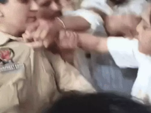 ਅੰਮ੍ਰਿਤਸਰ ਅਦਾਲਤ ਵਿੱਚ ਹੰਗਾਮਾ ਕਰਨ ਵਾਲੀ ਔਰਤ ਵਿਰੁੱਧ FIR, ਮਹਿਲਾ ਕਾਂਸਟੇਬਲ ਨਾਲ ਕੀਤਾ ਸੀ ਝਗੜਾ