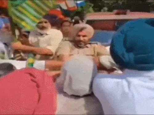 ਨਾਭਾ ‘ਚ ਪੁਲਿਸ ਤੇ ਕਿਸਾਨਾਂ ਵਿਚਕਾਰ ਝੜਪ, ਮਹਿਲਾ DSP ਨੇ ਕਿਹਾ – ਕਿਸਾਨਾਂ ਦੇ ਭੇਸ ‘ਚ ਸੀ ਗੁੰਡੇ, ਮੈਨੂੰ ਧੱਕਾ ਦਿੱਤਾ