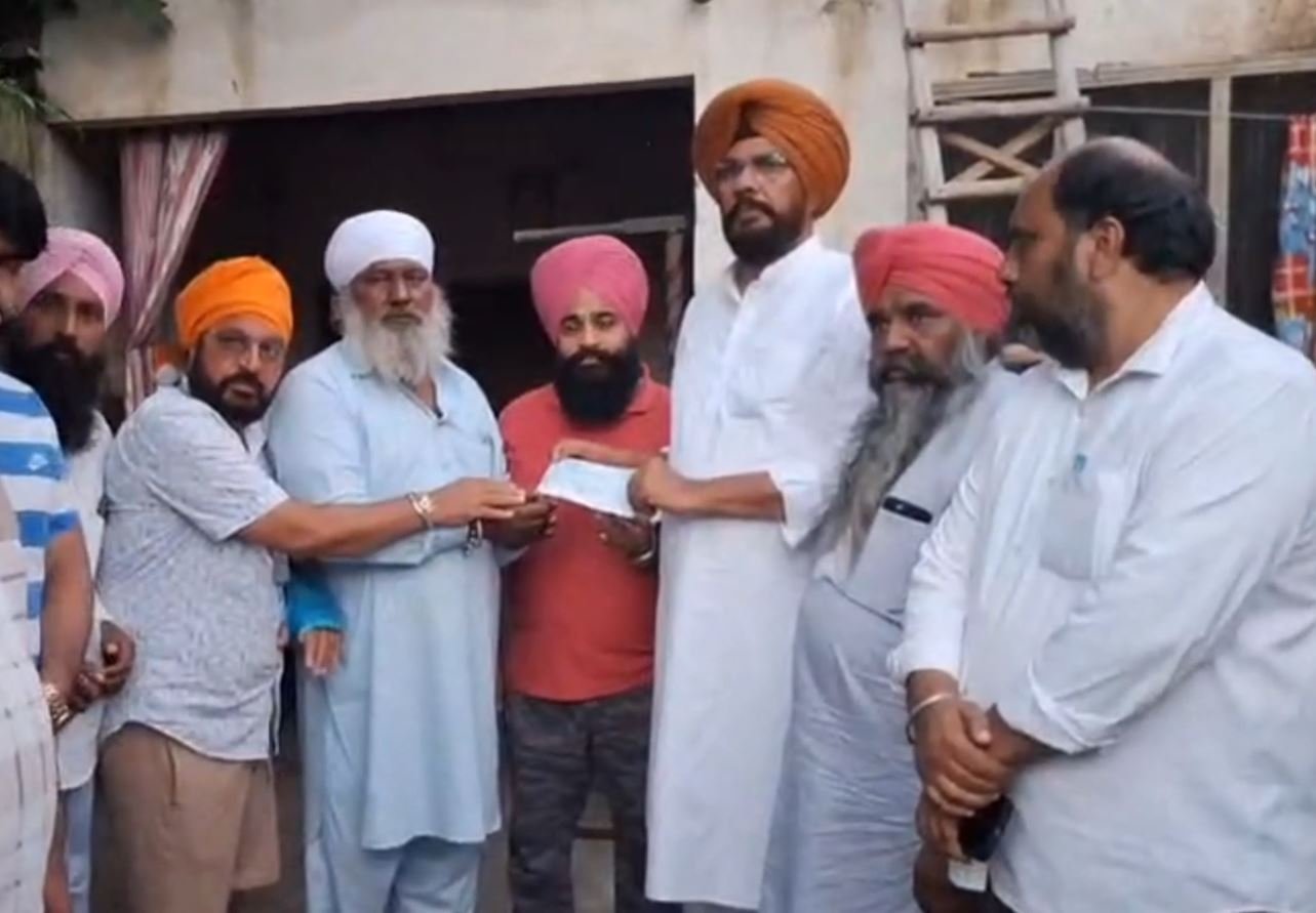 ਹੜ੍ਹ ‘ਚ ਲਾਪਤਾ ਨੌਜਵਾਨ ਦੀ ਮਿਲੀ ਲਾਸ਼, ਆਰਥਿਕ ਮੱਦਦ ਵਜੋਂ ਸਰਕਾਰ ਨੇ ਪਰਿਵਾਰ ਨੂੰ ਸੌਂਪਿਆ 4 ਲੱਖ ਦਾ ਚੈੱਕ