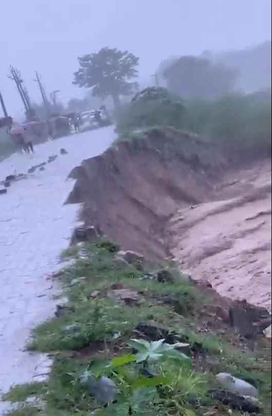 ਪਾਣੀ ਦੇ ਤੇਜ਼ ਵਹਾਅ ‘ਚ 20 ਫੁੱਟ ਸੜਕ ਬਣੀ 3 ਫੁੱਟ ਦੀ, ਬਰਬਾਦੀ ਦੀਆਂ ਖੌਫ਼ਨਾਕ ਤਸਵੀਰਾਂ