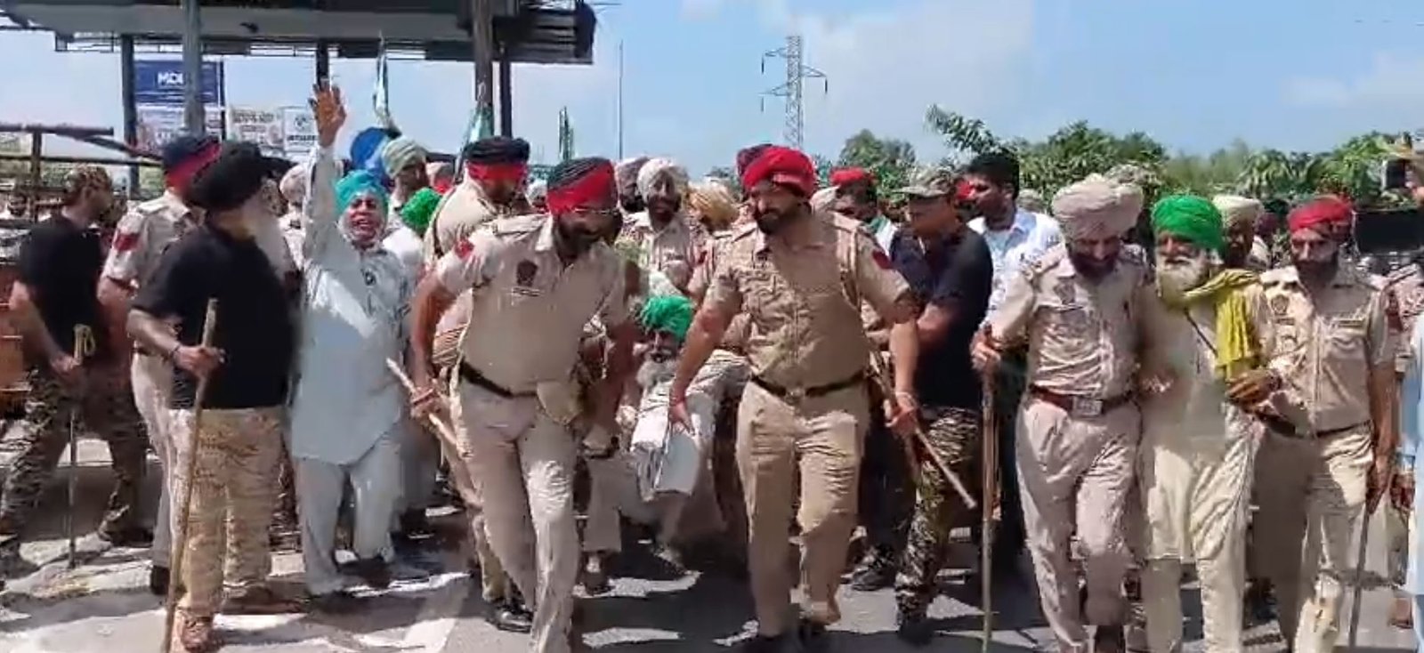 ਪਿੰਡ ਵੜਿੰਗ ‘ਚ ਟੋਲ ਪਲਾਜ਼ਾ ‘ਤੇ ਹੰਗਾਮਾ, ਪੁਲਿਸ ਨੇ ਚੁਕਵਾਇਆ ਕਿਸਾਨਾਂ ਦਾ ਪੱਕਾ ਧਰਨਾ