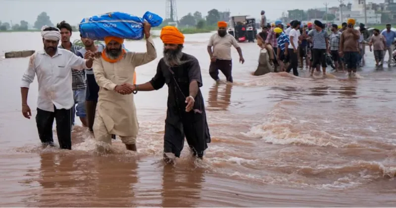 ਗਾਜੀਆਬਾਦ, ਸੰਗਤ ਵੱਲੋਂ ਹੜ੍ਹ ਪੀੜਤਾਂ ਲਈ 400 ਗੱਦੇ, 50 ਫੋਲਡਿੰਗ ਬੈੱਡ ਸ਼੍ਰੋਮਣੀ ਕਮੇਟੀ ਨੂੰ ਸੌਂਪੇ