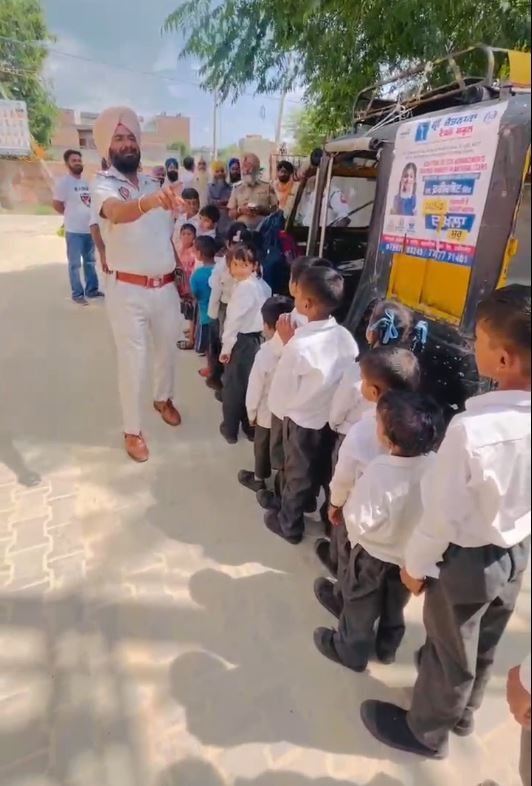 ਆਟੋ ‘ਚ ਬੈਠੇ ਬੱਚਿਆਂ ਦੀ ਗਿਣਤੀ ਦੇਖ ਟ੍ਰੈਫਿਕ ਪੁਲਿਸ ਵੀ ਹੋਈ ਹੈਰਾਨ, ਕੱਟਿਆ ਚਲਾਨ ਤੇ ਦਿੱਤੀ ਸਖ਼ਤ ਚਿਤਾਵਨੀ