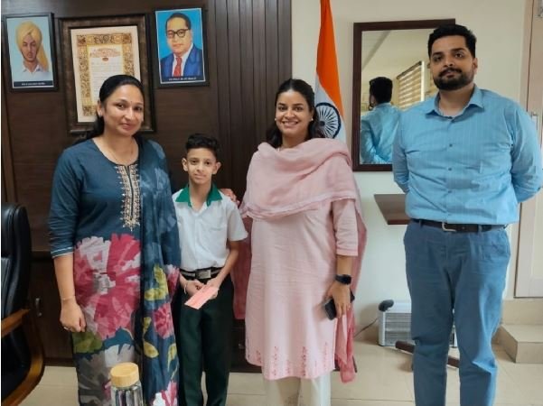 12 ਸਾਲ ਦੇ ਦਮਨਪ੍ਰੀਤ ਸਿੰਘ ਨੇ ਆਪਣੀ ਨਿੱਜੀ ਗੋਲਕ ਤੋੜ, ਹੜ੍ਹ ਪੀੜਤਾਂ ਦੀ ਸਹਾਇਤਾ ਲਈ 5000 ਰੁਪਏ ਕੀਤੇ ਭੇਟ