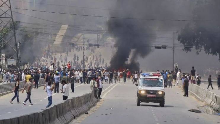 ਨੇਪਾਲ ਦੇ ਸਾਬਕਾ ਪ੍ਰਧਾਨ ਮੰਤਰੀ ਦੀ ਪਤਨੀ ਨੂੰ ਜੀਉਂਦਾ ਸਾੜਿਆ, ਹੋਈ ਮੌਤ 1432 ਕੈਦੀ ਕੰਧ ਟੱਪ ਕੇ ਜ਼ੇਲਾਂ ਚੋਂ ਹੋਏ ਫਰਾਰ, ਮਾਹੌਲ ਤਣਾਅਪੂਰਨ