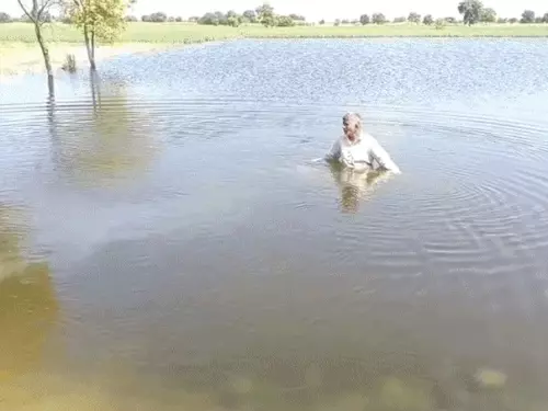 बुआना गांव में जलभराव की स्थिति का जायजा लेने आई विधायक फोगाट, करना पड़ा विरोध का सामना