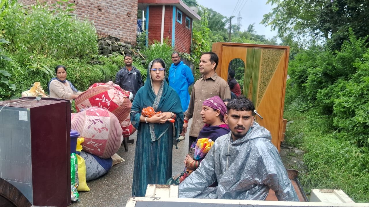 ਹਿਮਾਚਲ ‘ਚ ਜ਼ਮੀਨ ਖਿਸਕਣ ਨਾਲ 10 ਘਰ ਤਬਾਹ, 22 ਪਰਿਵਾਰ ਹੋਏ ਪ੍ਰਭਾਵਿਤ, ਲੋਕਾਂ ਨੇ ਡਰ ‘ਚ ਘਰ ਕੀਤੇ ਖ਼ਾਲੀ