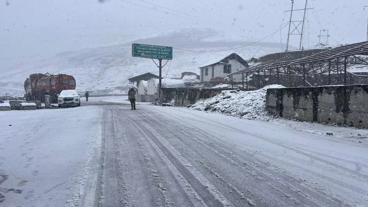 हिमाचल में बदला मौसम का मिजाज, पर्यटकों के लिए खुशखबरी, मनाली और लाहुल के पर्यटन स्थलों में बर्फबारी