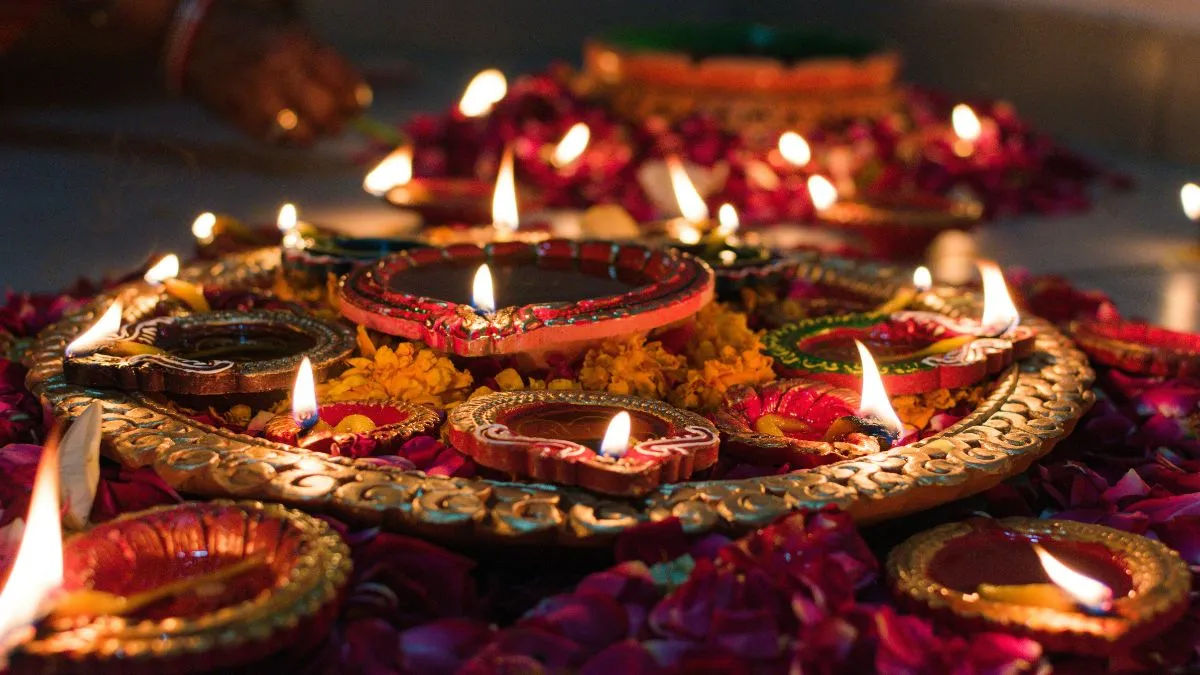 दिवाली पूजा के समय इन मंत्रों का करें जाप, मां लक्ष्मी कभी नहीं छोड़ेंगी साथ