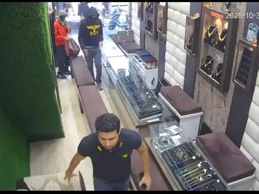 ਜਲੰਧਰ ‘ਚ ਜਿਊਲਰ ਤੋਂ ਬੰਦੂਕ ਦੀ ਨੋਕ ‘ਤੇ ਗਹਿਣੇ ਅਤੇ ਨਕਦੀ ਲੁੱਟੀ, ਘਟਨਾ ਸੀਸੀਟੀਵੀ ‘ਚ ਕੈਦ