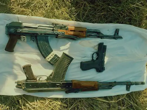BSF ਨੇ ਪੰਜਾਬ-ਪਾਕਿਸਤਾਨ ਸਰਹੱਦ ‘ਤੇ ਦੋ AK-47 ਹਥਿਆਰ, ਪਿਸਤੌਲ ਅਤੇ ਗੋਲੀਆਂ ਬਰਾਮਦ ਕੀਤੀਆਂ