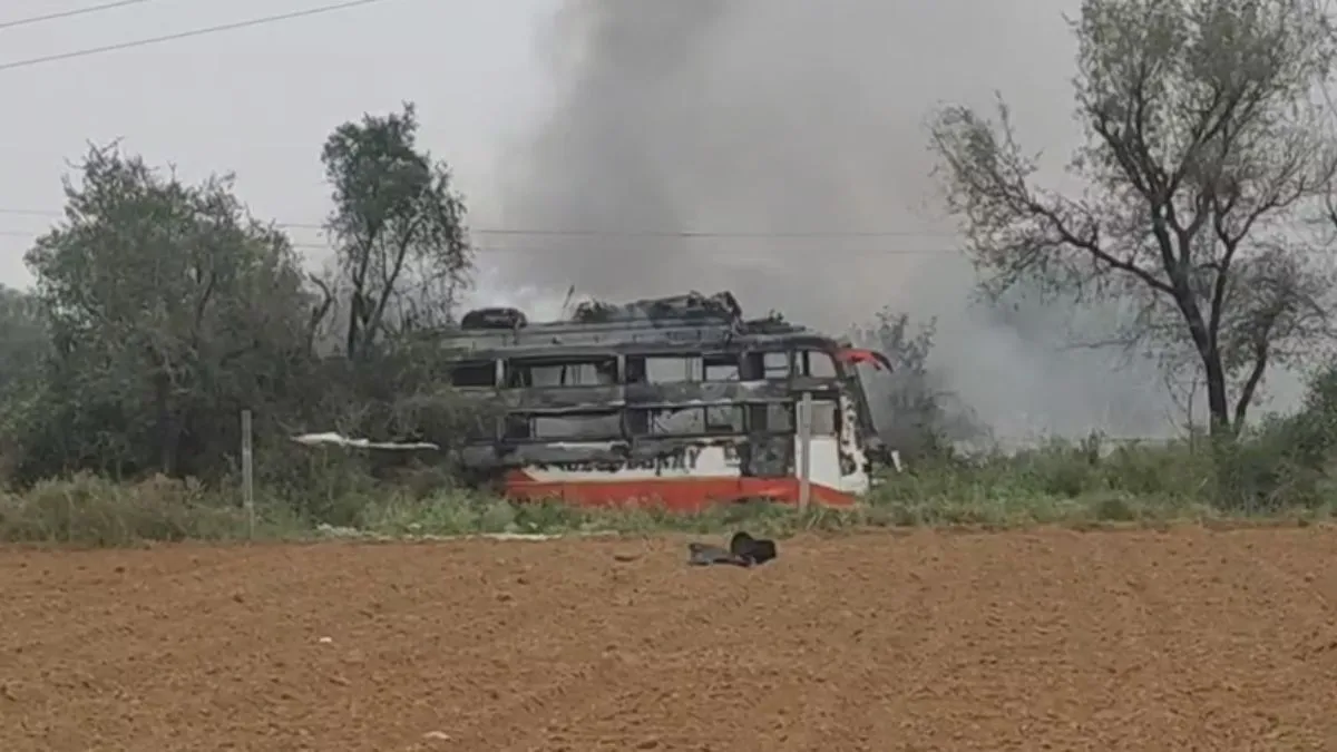 ਹਾਈ-ਟੈਂਸ਼ਨ ਲਾਈਨ ਨਾਲ ਟਕਰਾਈ ਮਜ਼ਦੂਰਾਂ ਦੀ ਬੱਸ, ਦੋ ਦੀ ਮੌਕੇ ’ਤੇ ਮੌਤ, ਕਈ ਗੰਭੀਰ ਜ਼ਖਮੀ