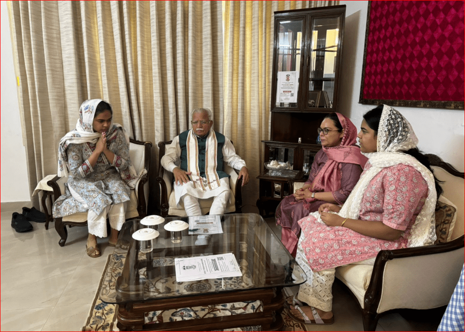 हरियाणा IPS वाई पूरन कुमार के घर पहुंचे केंद्रीय मंत्री खट्‌टर, परिवार से मिलकर हर संभव मदद का दिया आश्वासन