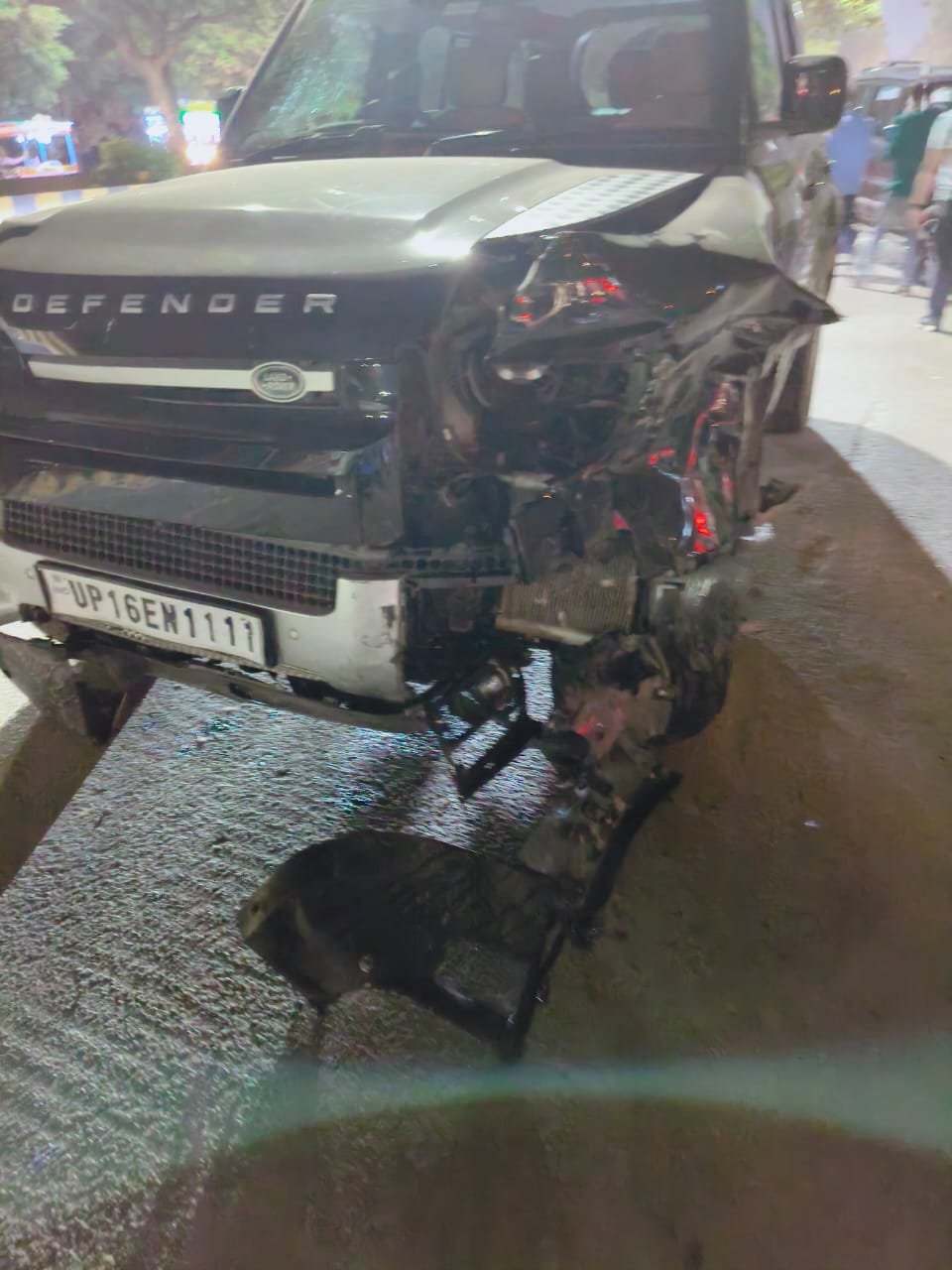 नोएडा में Defender का कहर, एकसाथ 6 गाड़ियों को मारी टक्कर, ड्राइवर गिरफ्तार, बाल-बाल बचे लोग