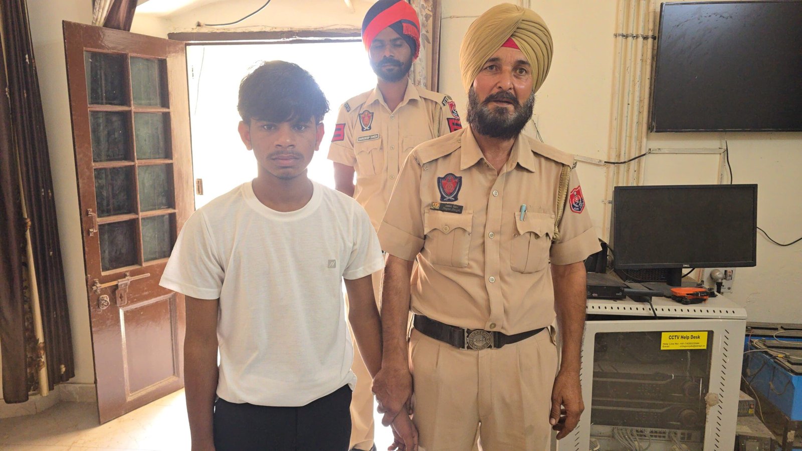 ਸਰਹੱਦੀ ਪਿੰਡ ਦੇ ਸਕੂਲ ‘ਚੋਂ 12ਵੀਂ ਜਮਾਤ ਦੇ ਵਿਦਿਆਰਥੀ ਕੋਲੋਂ ਪਿਸਤੌਲ ਬਰਾਮਦ, ਪੁਲਿਸ ਨੇ ਗ੍ਰਿਫ਼ਤਾਰ ਕਰ ਕੇ ਜਾਂਚ ਕੀਤੀ ਸ਼ੁਰੂ