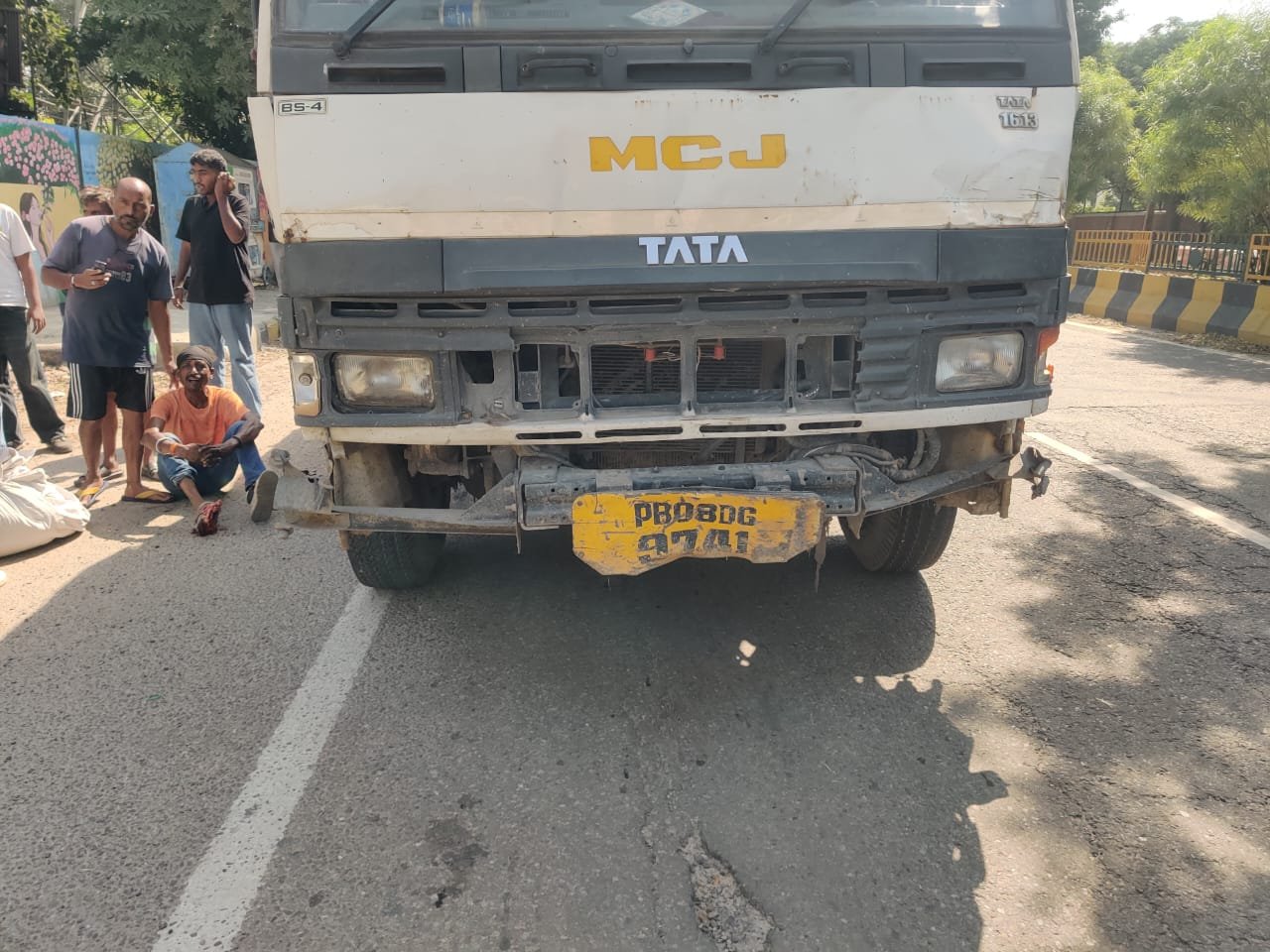 ਸੜਕ ਹਾਦਸਾ! ਨਗਰ ਨਿਗਮ ਦੇ ਟਰੱਕ ਦੀ ਲਪੇਟ 'ਚ ਆਇਆ ਵਿਅਕਤੀ, ਲੱਤ 'ਤੇ ਲੱਗੀ ਭਿਆਨਕ ਸੱਟ