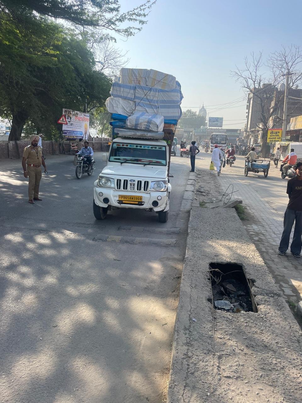 ਫਰੀਦਕੋਟ: ਕੋਟਕਪੂਰਾ ਵਿਖੇ ਟਰੈਫਿਕ ਪੁਲਿਸ ਵੱਲੋਂ ਸਕੂਲ ਬੱਸਾਂ ਦੀ ਚੈਕਿੰਗ, 42 ਸੀਟਾਂ ਵਾਲੀ ਬੱਸ ‘ਚ ਮਿਲੇ 75 ਬੱਚੇ