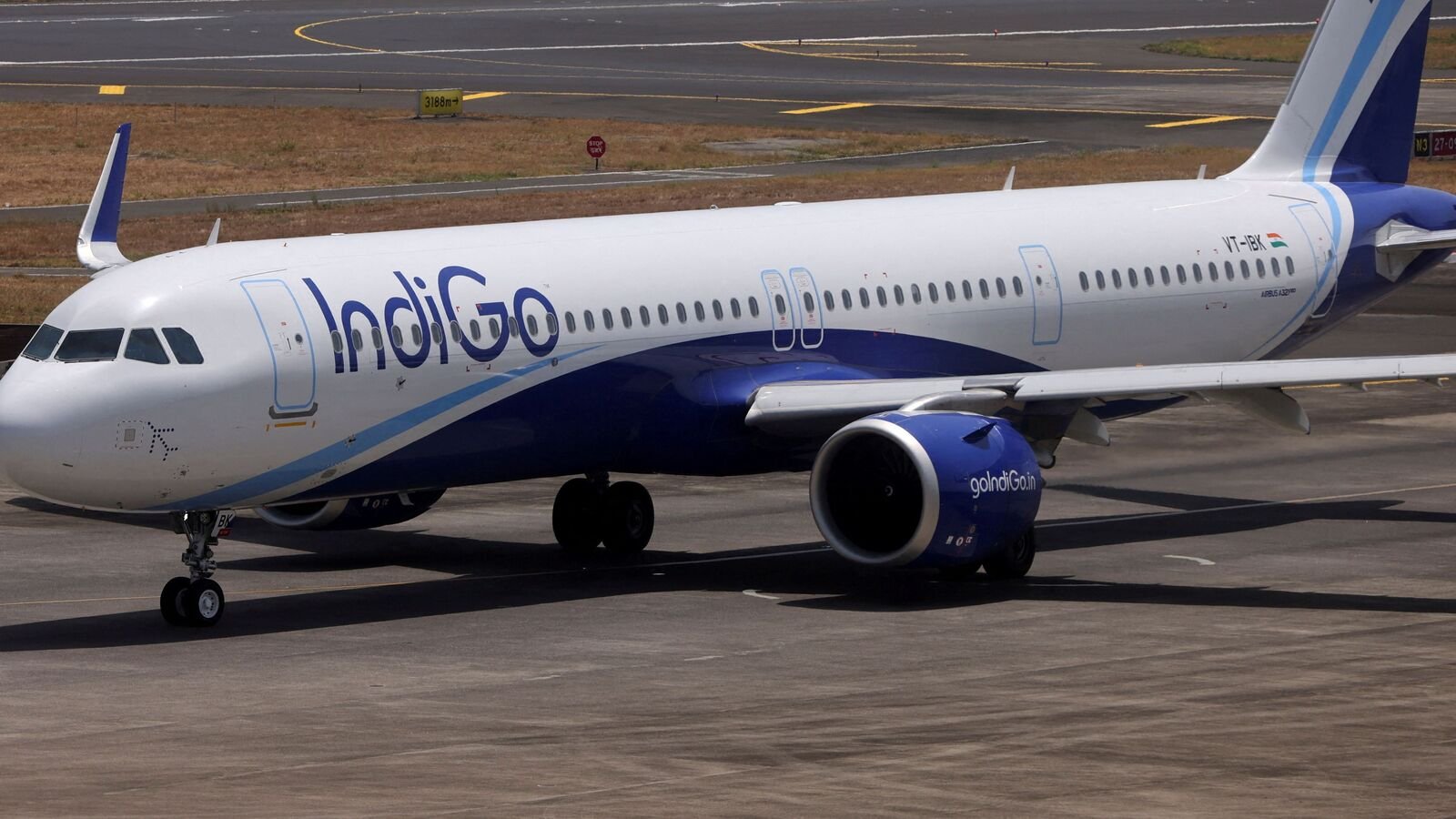दिल्ली एयरपोर्ट पर बड़ा हादसा! Indigo फ्लाइट में पावर बैंक में लगी आग, सभी यात्री सुरक्षित